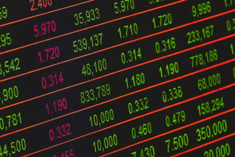 Burzovní tabule s kurzy akcií – srovnání brokerů