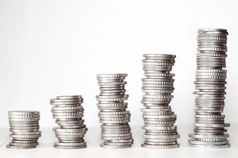 Rostoucí sloupce mincí jako symbol dlouhodobého investičního produktu (DIP)