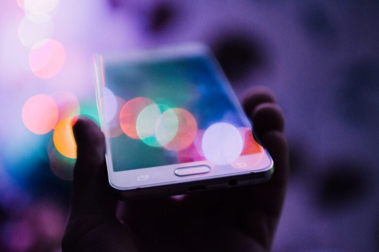 Chytrý telefon v ruce – mobilní bankovnictví a neobanky
