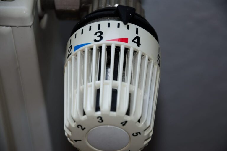Termostatická hlavice radiátoru – úspory za vytápění domu s tepelným čerpadlem